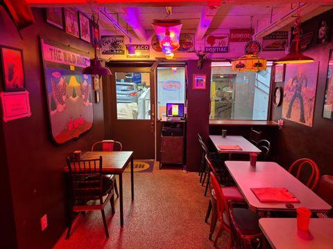 충무로 번화가에 위치한 술집