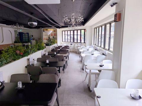 창천동 코너자리에 위치한 요리주점