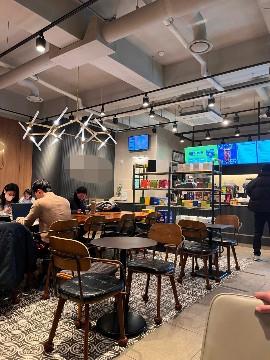 대단지 아파트 앞 프랜차이즈 카페