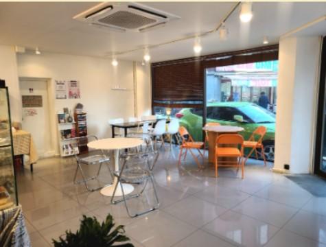 깨끗하고 햇볕잘드는 3면통유리 카페 내놓습니다!