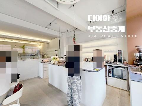 DIA 신사역 유동 많은 거리 복층 구조 커피숍