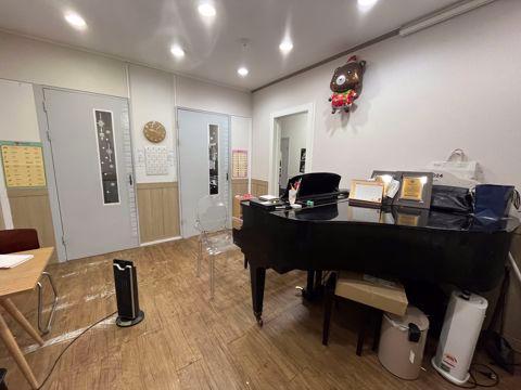 신정동, 월세 저렴한 목일중학교 후문 앞 대단지아파트 내 입점 2층 학원