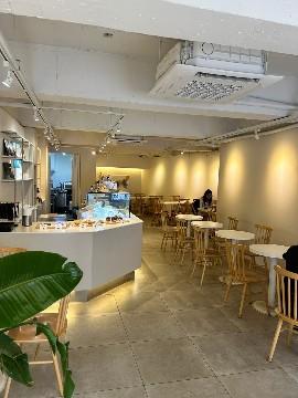 중앙대 상권에 위치한 인테리어 깔끔한 1층 카페