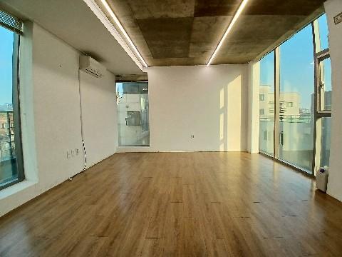 홍대입구역 15분 거리 신축급 조용한 주변의 고급 사무실